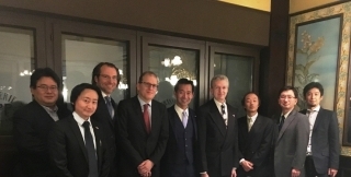左より，浅野野村バンク・スイスCEO，3人目Wagnerチューリッヒ大学教授，4人目Siegenthaler・UBS　Global Macro Advisor, UBS knowledge Network，5人目岡本外務大臣政務官，6人目Hedström・Zurich Insurance Company, Investment Management, Executive Director, Head of Asian Market Strategy