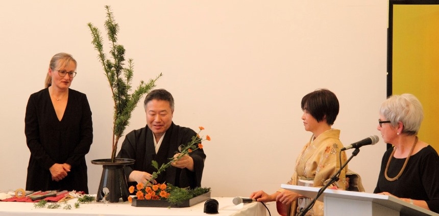 Ikebana Demonstration mit Professor Shunso Kobayashi