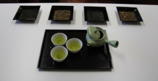 4種の茶葉と淹れたての緑茶