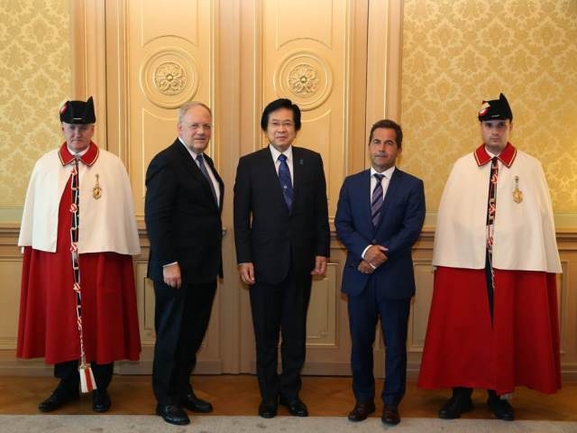 中央：本田大使，左：シュナイダー＝アマン大統領，右：トゥルンヘル内閣官房長官