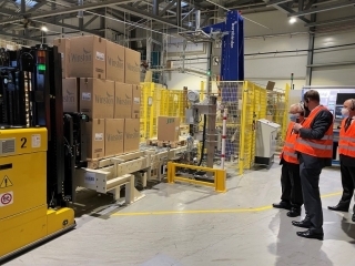 Botschafter Shiraishi besichtigte den JTI Produktionsbetrieb in Dagmersellen