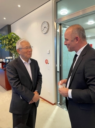 Botschafter Shiraishi besichtigte den JTI Produktionsbetrieb in Dagmersellen