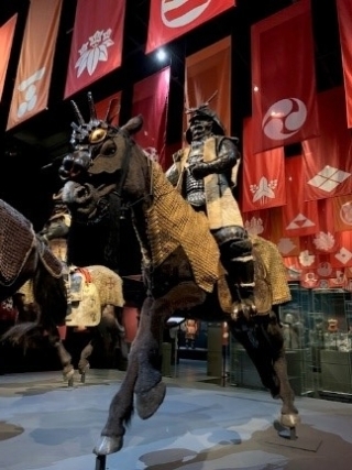 装飾が美しい鎧やめずらしい馬面が展示されています。