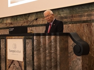 Botschafter Shiraishi während dem Vortrag