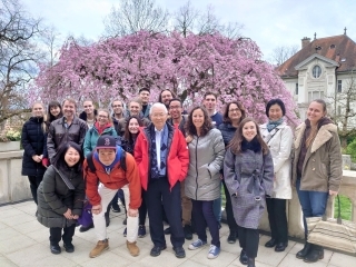 Gruppenfoto vor dem Kirschbaum in der Residenz