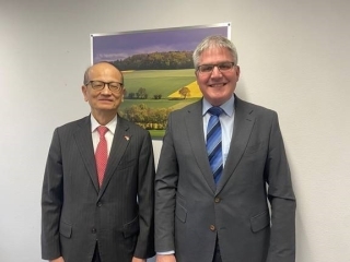 Höflichkeitsbesuch von Botschafter Fujiyama bei Christian Hofer, Generaldirektor des Bundesamts für Landwirtschaft