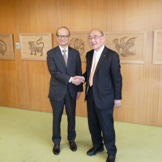 藤山大使と荒井正吾奈良県知事