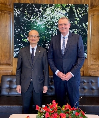 Botschafter Fujiyama machte einen Höflichkeitsbesuch bei Thomas Jordan.