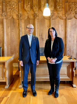Botschafter Fujiyama machte einen Höflichkeitsbesuch zu seinem Amtsantritt bei Frau Christine Häsler, Regierungspräsidentin des Kantons Bern