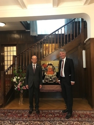 Treffen zwischen Botschafter Fujiyama und dem Berner Stadtpräsidenten von Graffenried