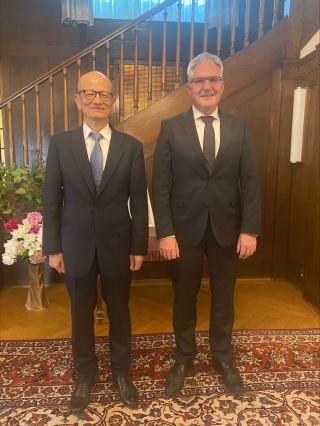Austausch zwischen Botschafter Fujiyama und Christian Hofer, Direktor des Bundesamts für Landwirtschaft