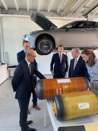 Botschafter Fujiyama besucht die Emil Frey AG