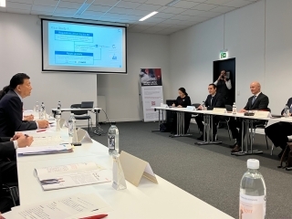 Minister SHINDO, Minister für die wirtschaftliche Wiederbelebung, besucht Start-Ups