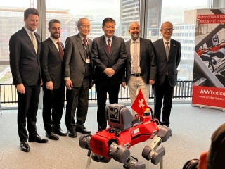 新藤義孝経済再生担当によるスタートアップ企業視察