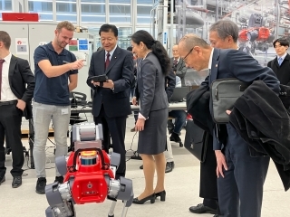 新藤義孝経済再生担当によるスタートアップ企業視察