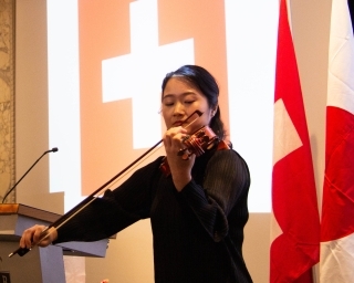朝比奈真子さんの両国国歌バイオリン演奏