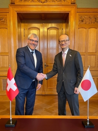 Botschafter Fujiyama und Nationalratspräsident Nussbaumer