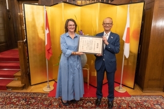Überreichung der Auszeichnung durch die Japanische Aussenministerin an den Jugendaustausch Schweiz-Japan