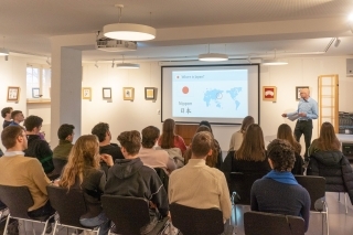 Botschaftsbesuch einer Gruppe von Studierenden der Universität Freiburg im Japan Information and Cultural Center (JICC)