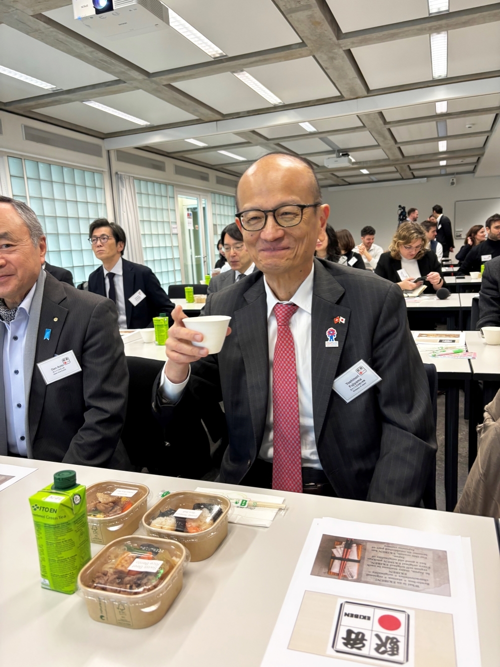 藤山大使のチューリッヒ中央駅における駅弁販売事業のプレオープンイベントへの出席