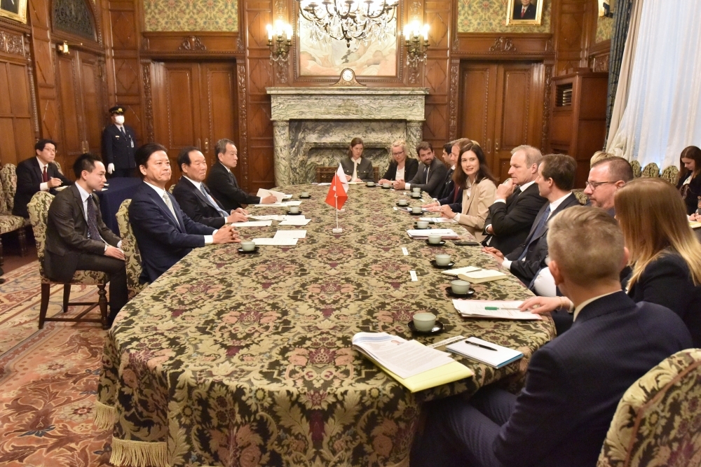 Schweizer Nationalratspräsidentin besucht den japanischen Unterhauspräsidenten Nukaga
