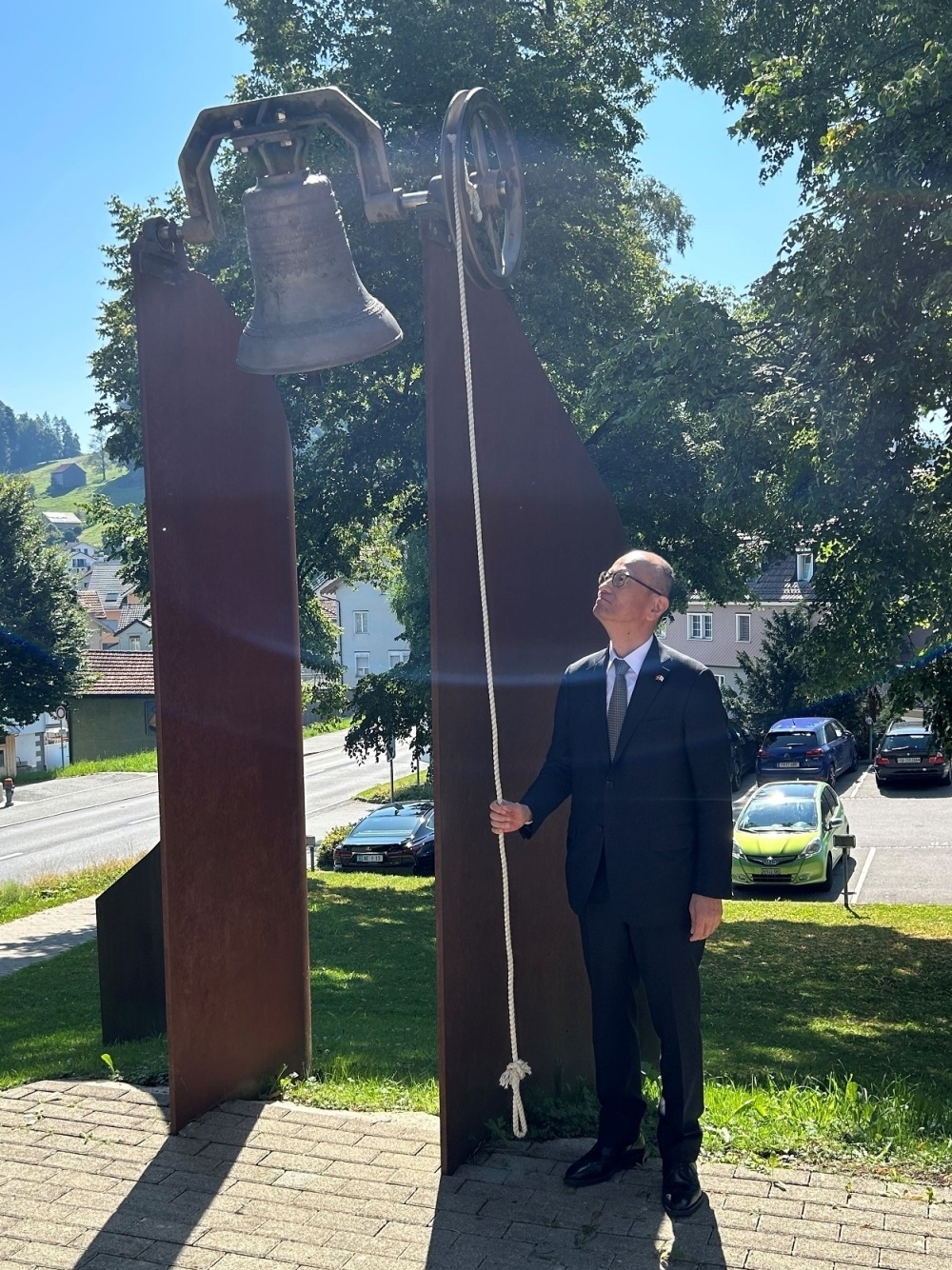 Botschafter Fujiyama nahm an der Peace Bell Gedenkfeier im Museum Henry Dunant teil