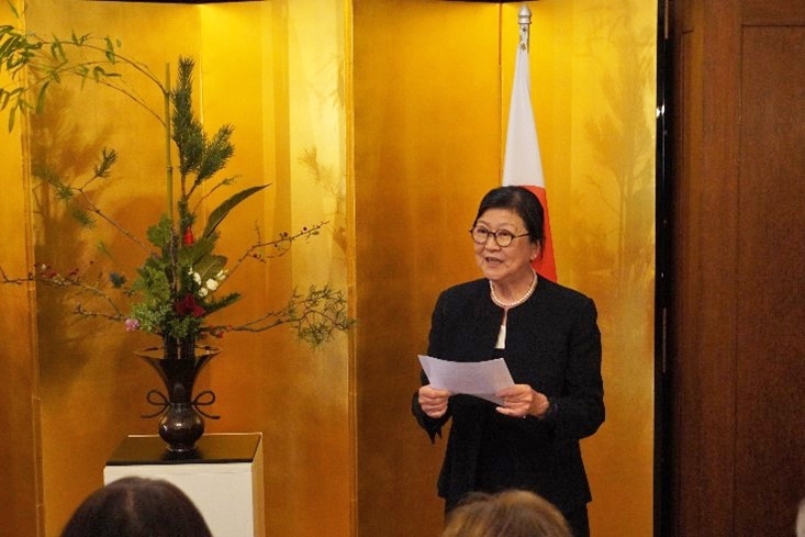 Überreichung der Auszeichnung durch den japanischen Aussenminister an Frau Suzue Rother-Nakaya