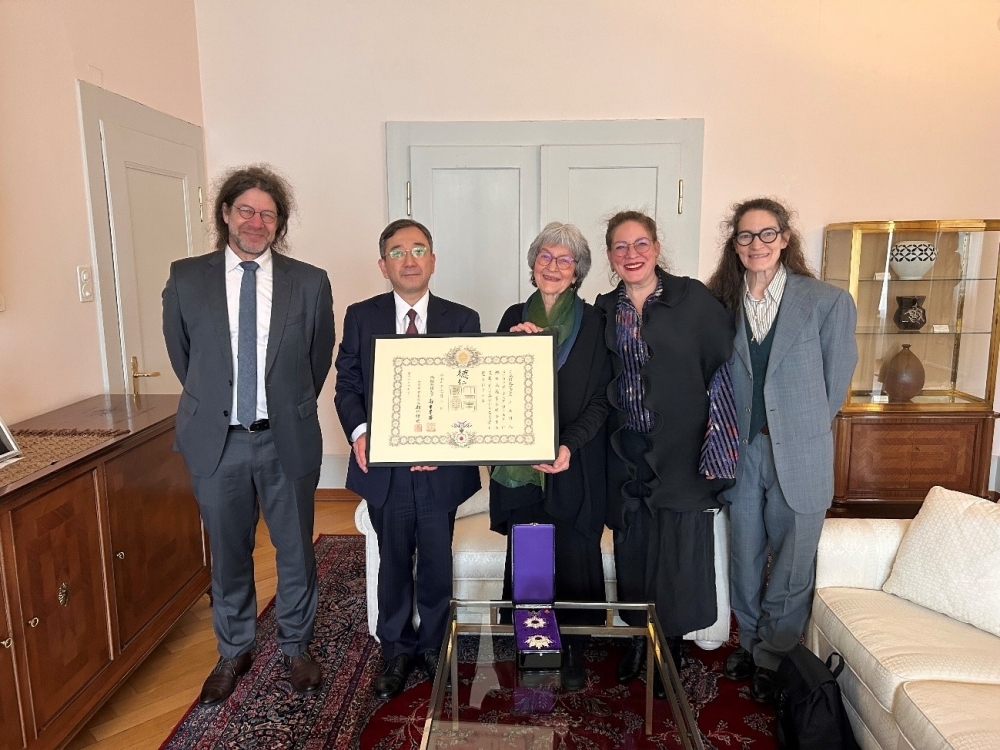 元国連大学学長（スイス出身）への旭日大綬章伝達