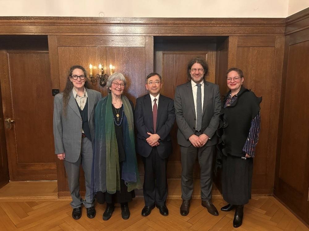 元国連大学学長（スイス出身）への旭日大綬章伝達