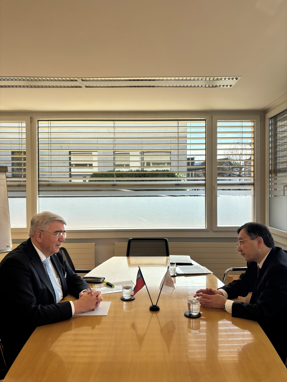 Höflichkeitsbesuch von Botschafter Iijima bei Herrn Dr. Marxer, Honorargeneralkonsul von Japan in Liechtenstein