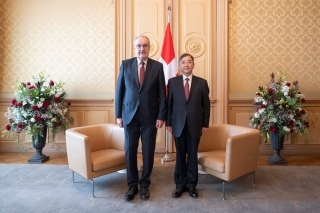 M. Toshirō Iijima, ambassadeur du Japon en Suisse, et M. Guy Parmelin, le président de la Confédération Suisse