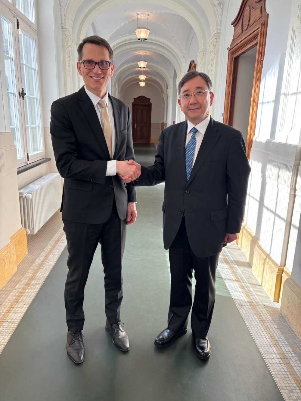 Botschafter Iijima und Herr Martin Schlegel