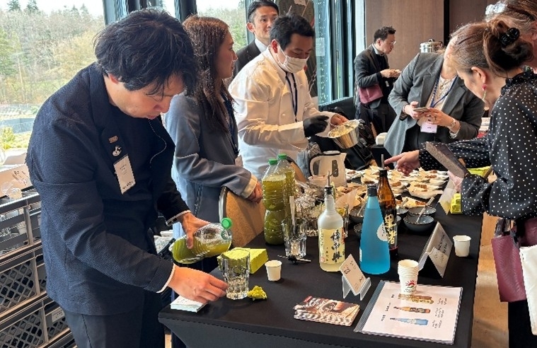 Eine PR-Veranstaltung zur Förderung von japanischem Tee wurde in Lausanne durchgeführt