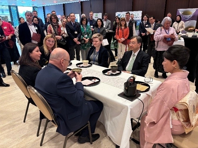 Un événement de relations publiques faisant la promotion du thé japonais a eu lieu à Lausanne