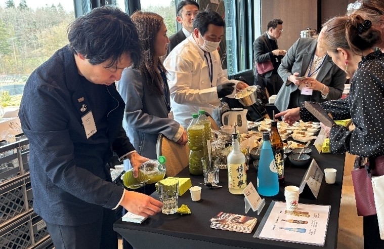 Un événement de relations publiques faisant la promotion du thé japonais a eu lieu à Lausanne