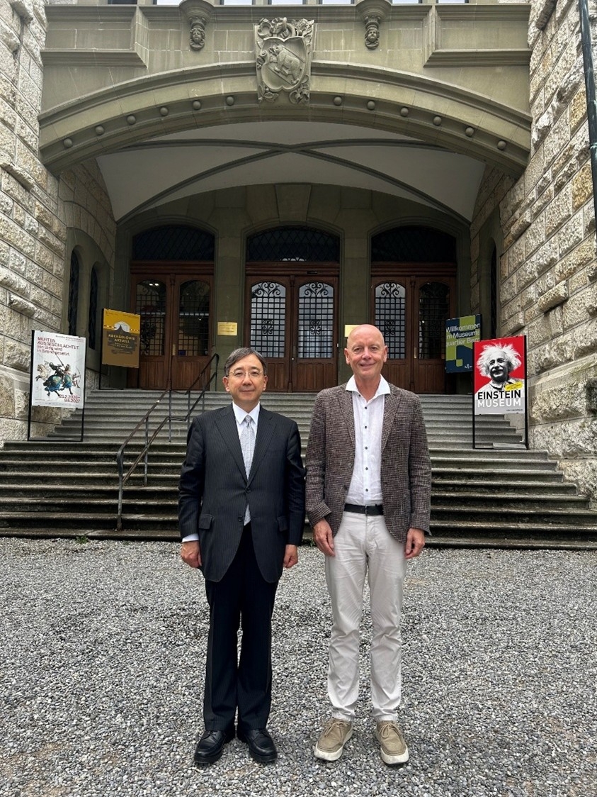 Höflichkeitsbesuch des Botschafters beim Direktor des Bernischen Historischen Museums